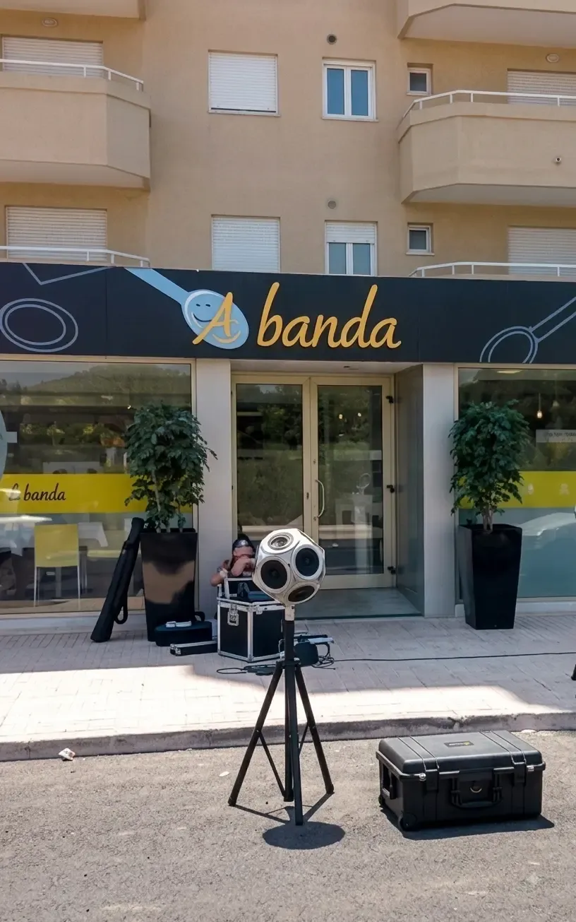 Equipo de medición acústica durante un ensayo de aislamiento de fachada.