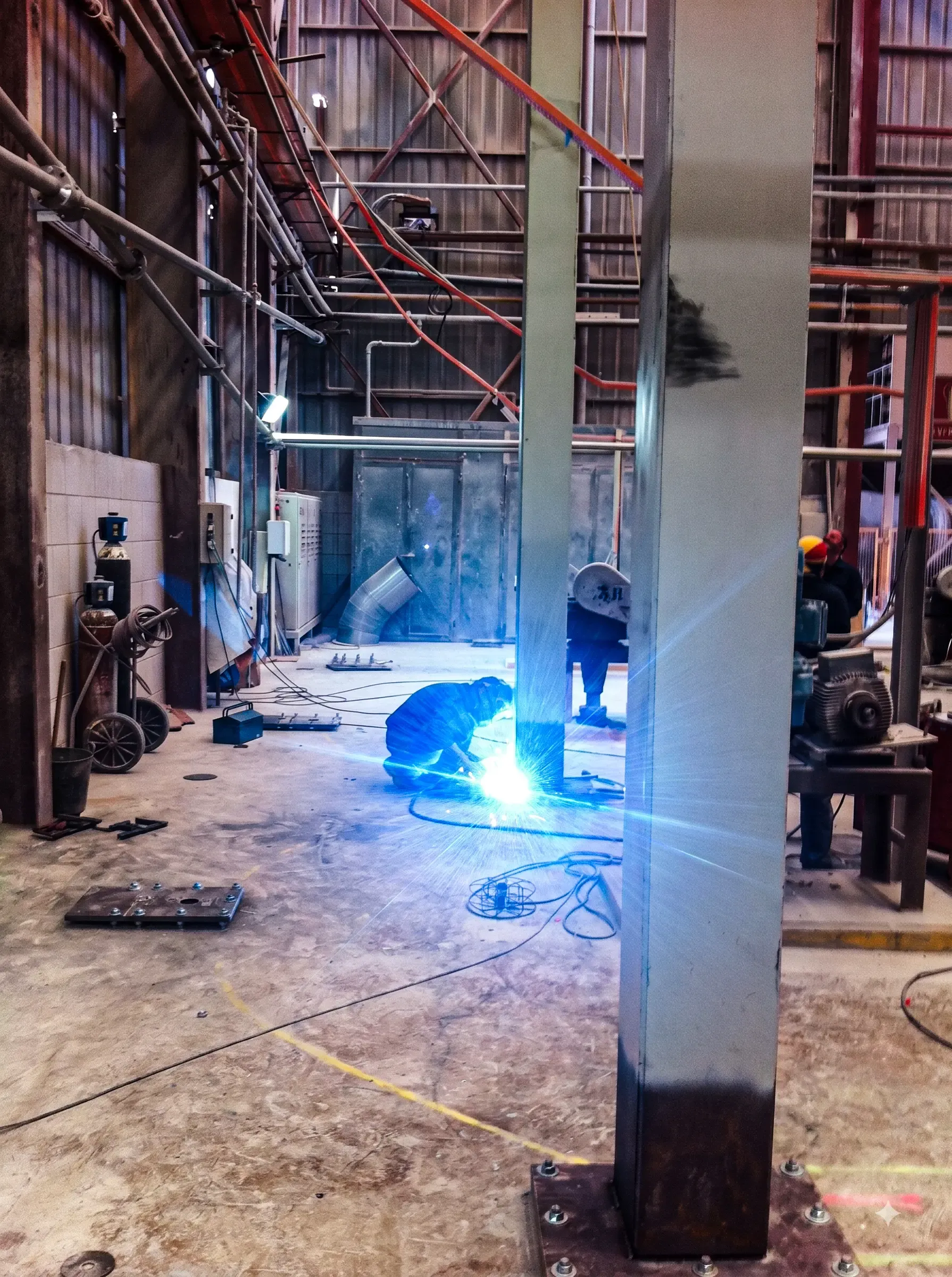 Inspección de soldaduras durante un control de calidad industrial.