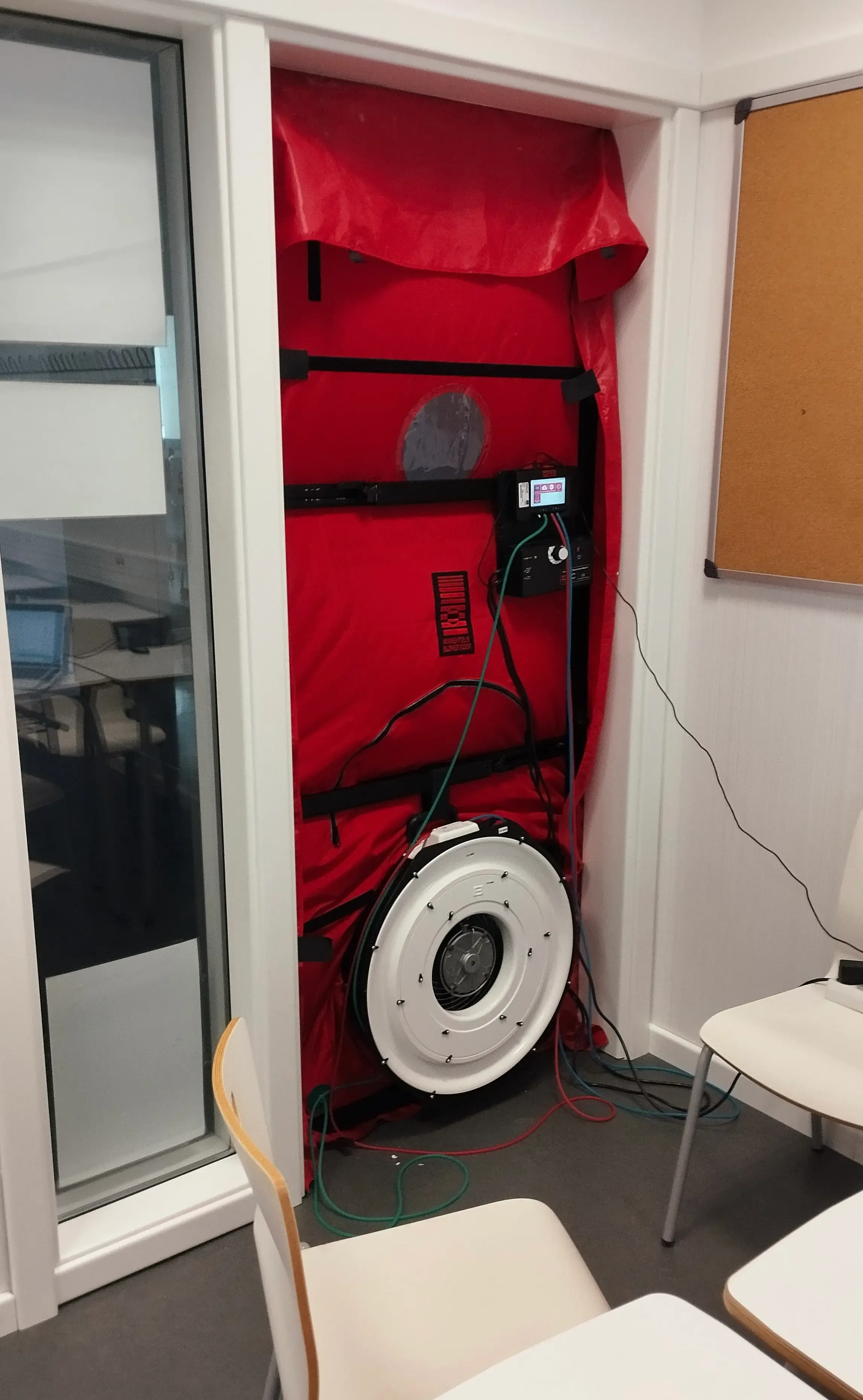Detalle de aislamiento térmico durante la ejecución de un edificio.