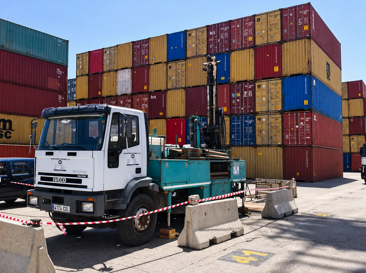 Camión de sondeos geotécnicos de Maestrat Global trabajando en una terminal de contenedores.