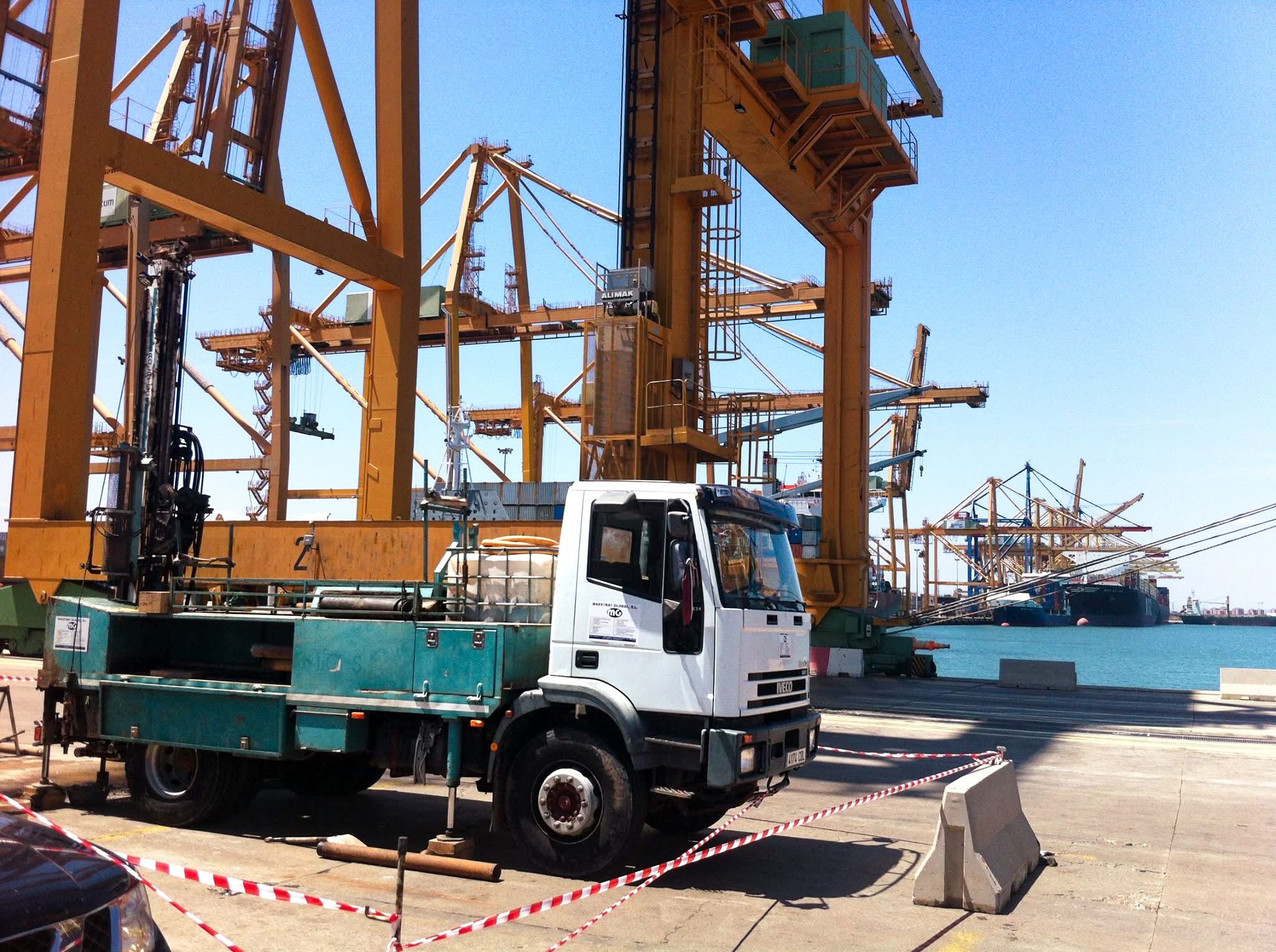 Camión de sondeos geotécnicos trabajando en una terminal de contenedores marítimos.
